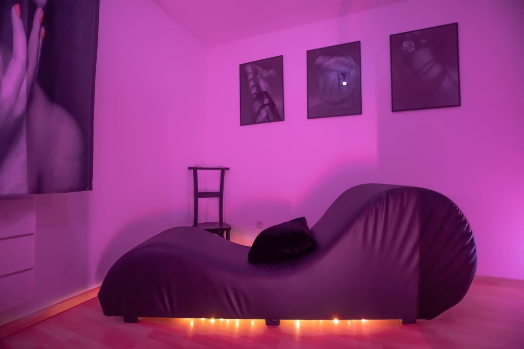 L'Atelier Kuroi — Fauteuil tantra noir, ambiance suite privée