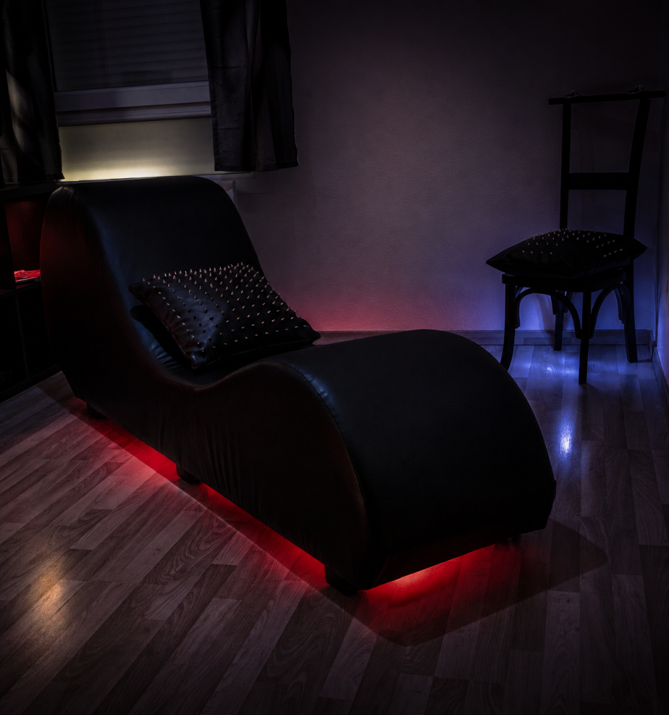 Fauteuil tantra noir dans le salon privé de L’Atelier Kuroi.